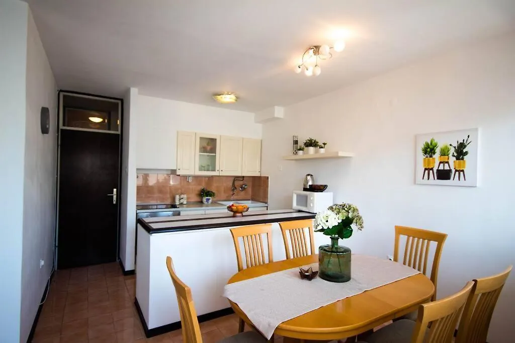 Spacious 3 Bedroom Apartment Chiara Near Beach & Old Tovn Split