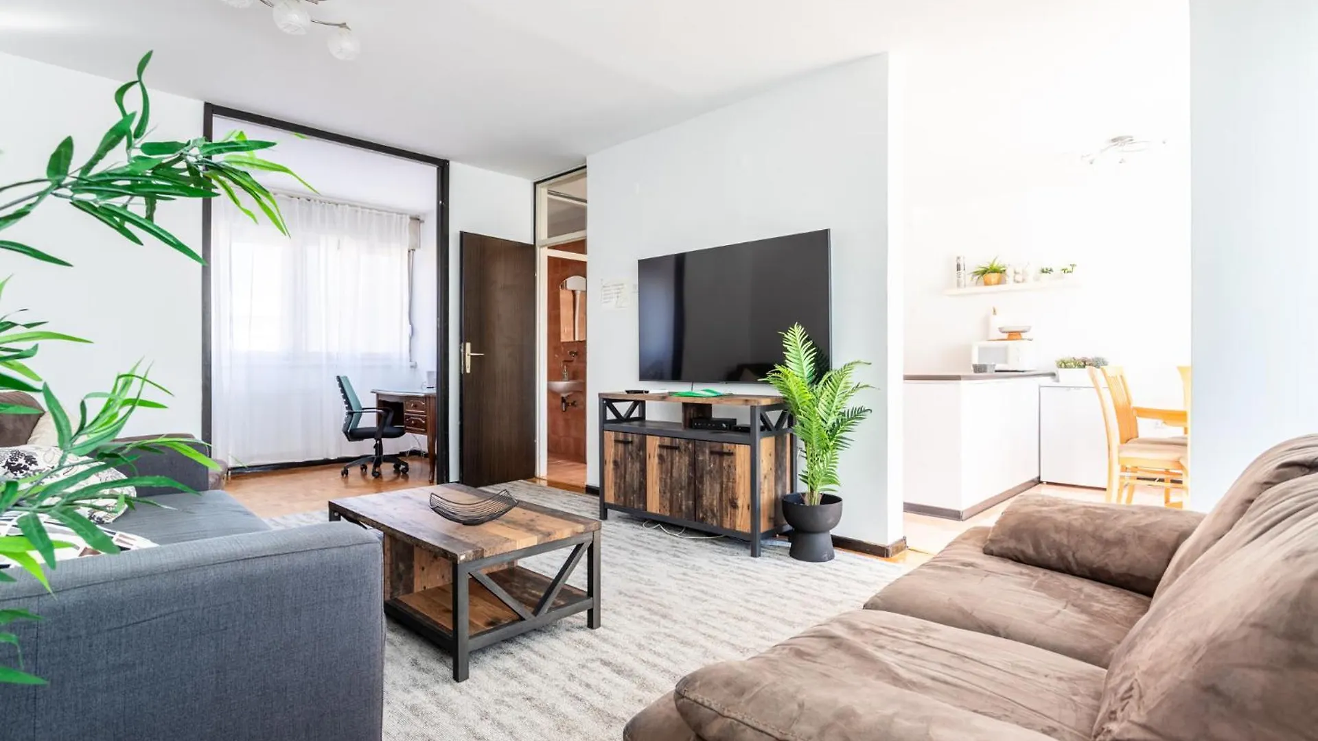 Spacious 3 Bedroom Apartment Chiara Near Beach & Old Tovn Split